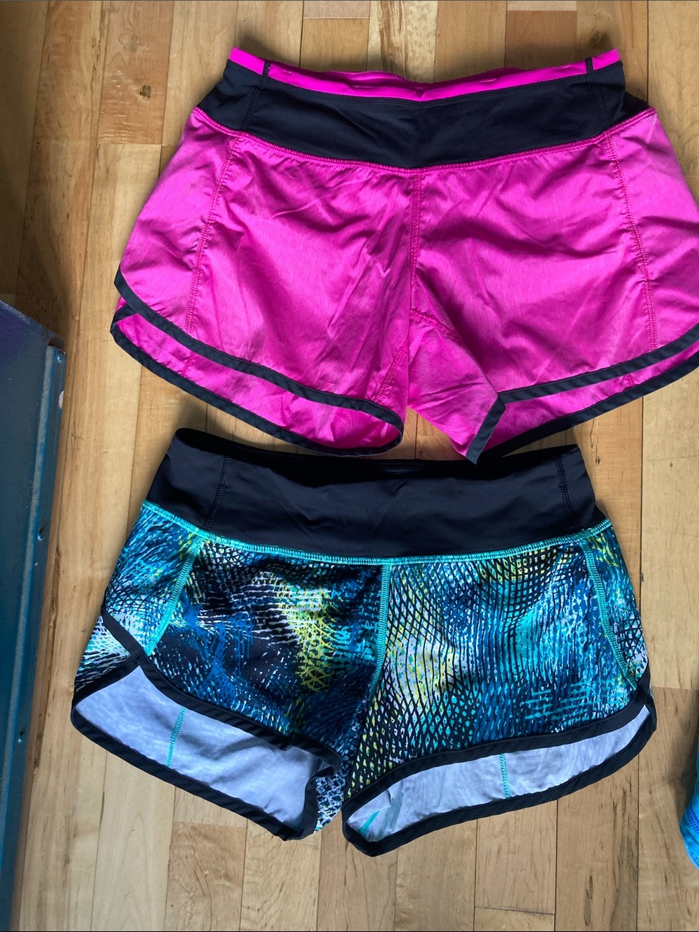 Lot of 4 pairs Lululemon speed up shorts size 2 - Picture 2 of 3